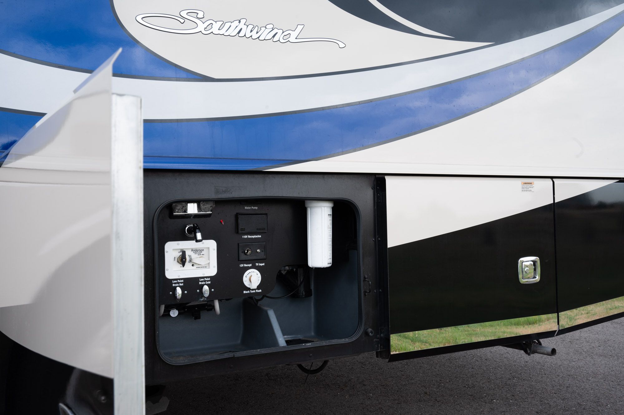 9 Things You Need to Know About Your RV’s Black Water Tank RVezy